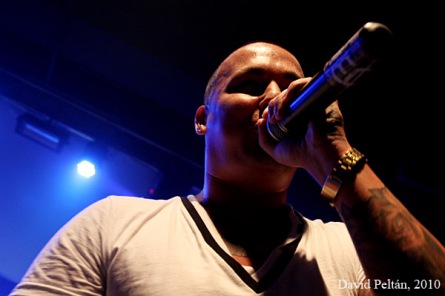 Rapper Ja Rule se nestyděl. Vytáhl holky na podium a ty ho svlékly