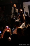 Rapper Ja Rule se nestyděl. Vytáhl holky na podium a ty ho svlékly