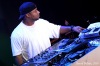 Rapper Ja Rule se nestyděl. Vytáhl holky na podium a ty ho svlékly