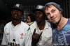 Rapper Ja Rule se nestyděl. Vytáhl holky na podium a ty ho svlékly