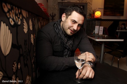 Hlídal herce Van Damma, vaří, zatýká syčáky a nyní se postaral o anděly na Kotnově