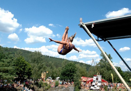 Skáčete rádi do vody? HighJump vás nabije adrenalinem, relaxem i hudbou