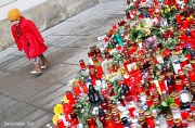Veřejnost i státníci se naposledy rozloučili s Václavem Havlem. Salvou i rokenrolem 