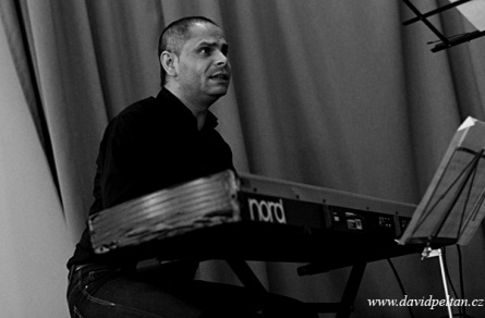 Otto Hejnic trio. Krajňák lámal piano a něžně jazzově zazpívala Pavla Kohelová