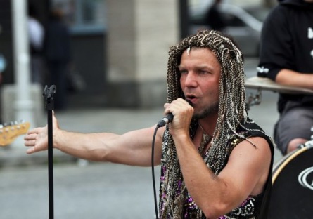 Buskers festival v Českých Budějovicích. Hrálo se na každém rohu 