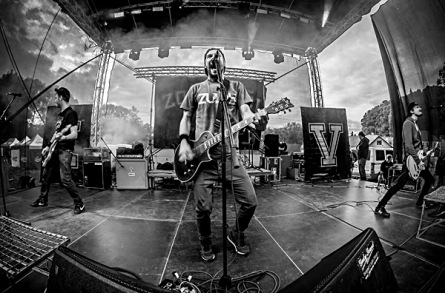 První ročník festivalu NewCastles v Nových Hradech. Seven hráli na kytary vrtačkou