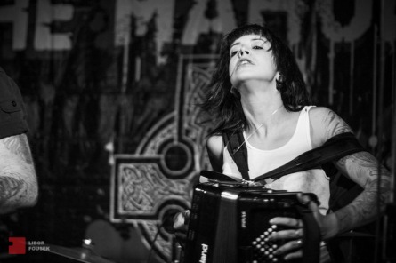 The Mahones rozhýbali Velblouda folk punkem. Harmonikářka byla v extázi