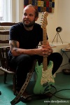 Petr Beneš spontánně maluje, výsledek je v UmaUma. V Recyklu zahráli bluesmeni