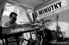 Petr Beneš spontánně maluje, výsledek je v UmaUma. V Recyklu zahráli bluesmeni