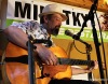 Petr Beneš spontánně maluje, výsledek je v UmaUma. V Recyklu zahráli bluesmeni