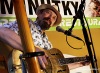 Petr Beneš spontánně maluje, výsledek je v UmaUma. V Recyklu zahráli bluesmeni