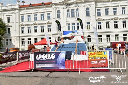 Summer snow battle přilákal na pravý sníh. Naplno žila afterparty v Apollu