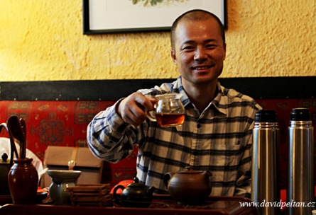 Večer s mistrem čaje aneb milovníci čaje poznávali svého plantážníka z Číny