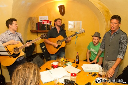 Chtějí pozvednout kulturu v Třeboni a otevřeli bar. Nyní se rozezněl punkfolkem