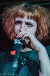 Dívka na jehlách, Mucha, miluje Ježíše a nemá ráda semeno, Syčáci více experimentují