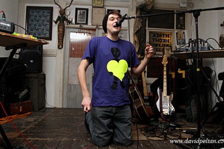 Slam poetry v Dílně vyhrál Sláďa s básněmi pro Evu. Odnesl si sošku a pusu