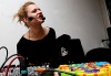 Slam poetry v Dílně vyhrál Sláďa s básněmi pro Evu. Odnesl si sošku a pusu
