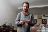 Slam poetry v Dílně vyhrál Sláďa s básněmi pro Evu. Odnesl si sošku a pusu