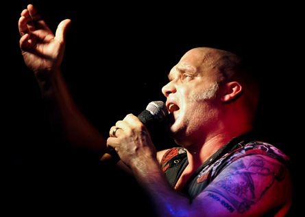Zpěvák Blaze Bayley z Iron Maiden vystoupí v Želči. Pořádná porce heavy metalu