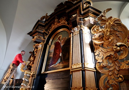 Opravy oltáře nejstaršího kostela v Táboře jdou do finále