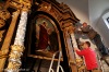 Opravy oltáře nejstaršího kostela v Táboře jdou do finále