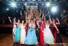 Ples gymnazistů byl ve finále pěkný cirkus. Pro tombolu si přišel maskovaný muž 