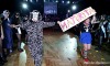 Ples gymnazistů byl ve finále pěkný cirkus. Pro tombolu si přišel maskovaný muž 