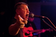 V Divadle Pod čarou se konala premiéra filmu o zesnulém Bakčovi. E!E zahráli unplugged