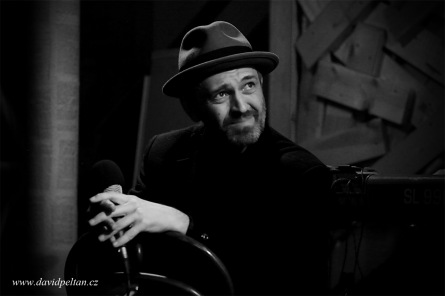 Poprvé spolu hráli hodinu před koncertem. Bluesman Paul Batto zahrál s kapelou
