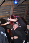 Hanba na Cestě? Stage diving ze štaflí