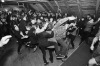 Hanba na Cestě? Stage diving ze štaflí