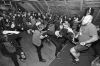 Hanba na Cestě? Stage diving ze štaflí