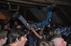Hanba na Cestě? Stage diving ze štaflí