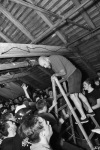 Hanba na Cestě? Stage diving ze štaflí