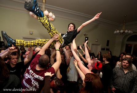 Punkový ples počtvrté: Stage diving, rychlostní soutěž a podprsenka na kytaristovi