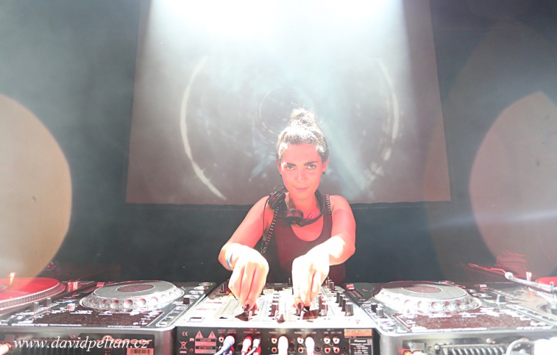 Žhavou Welcome to the Jungle party osvěžil Dj Flux i Djane Theya