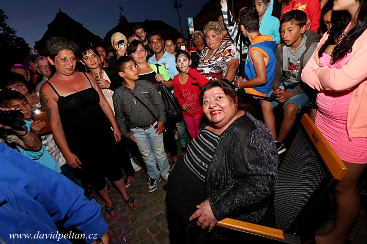 Na romský festival Kerekate dorazily stovky lidí. Vrhly se na zpěvačku Věru Bílou