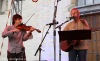Oscarový Glen Hansard zazpíval s technikem i houslistou. Přidával nesčetněkrát