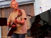 Oscarový Glen Hansard zazpíval s technikem i houslistou. Přidával nesčetněkrát