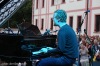 Oscarový Glen Hansard zazpíval s technikem i houslistou. Přidával nesčetněkrát