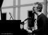 Oscarový Glen Hansard zazpíval s technikem i houslistou. Přidával nesčetněkrát