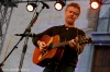 Oscarový Glen Hansard zazpíval s technikem i houslistou. Přidával nesčetněkrát