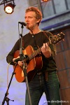 Oscarový Glen Hansard zazpíval s technikem i houslistou. Přidával nesčetněkrát