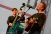 Oscarový Glen Hansard zazpíval s technikem i houslistou. Přidával nesčetněkrát