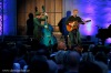 Oscarový Glen Hansard zazpíval s technikem i houslistou. Přidával nesčetněkrát
