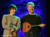 Oscarový Glen Hansard zazpíval s technikem i houslistou. Přidával nesčetněkrát