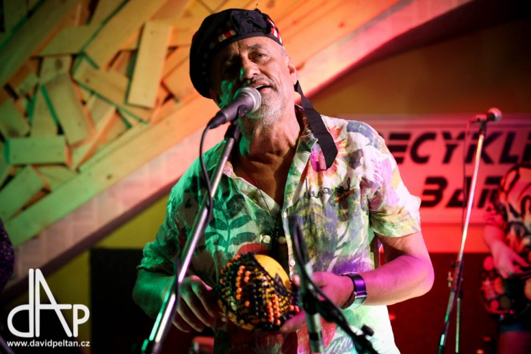 Yo Yo Band neztratil šťávu. Legendární reggae kapela lidi hravě roztančí i dnes