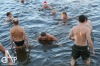 Vánoční koupání. Do vody si otužilci přidávali kostky ledu