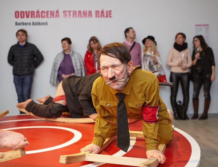 Hitler i Mao Ce-Tung. Bálková vystavuje v Budějovicích Odvrácenou stranu ráje