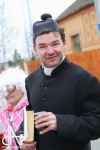 Farář potěšil seniory rumem, pak hrál premiéru s Kulltem Sklla